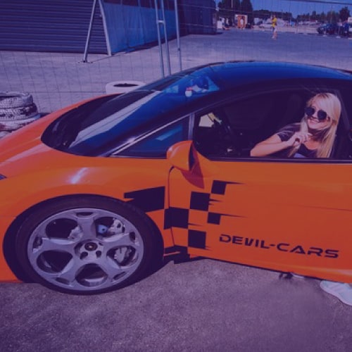 Młoda kobieta w pomarańczowym samochodzie sportowym