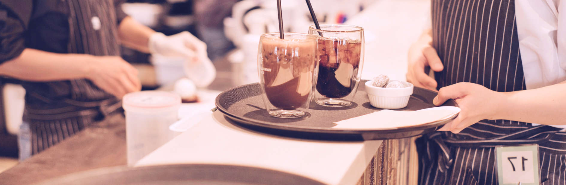 szklanki ze słomkami na tacy