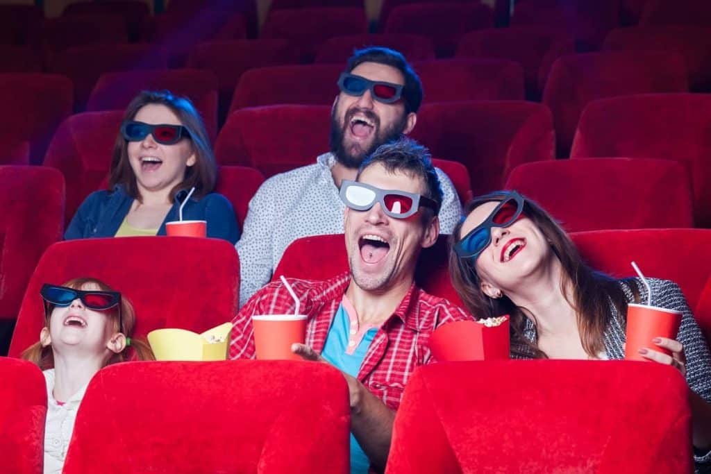 Rodzina odwiedza kino w ramach prezentu ze środków ZFŚS od pracodawcy